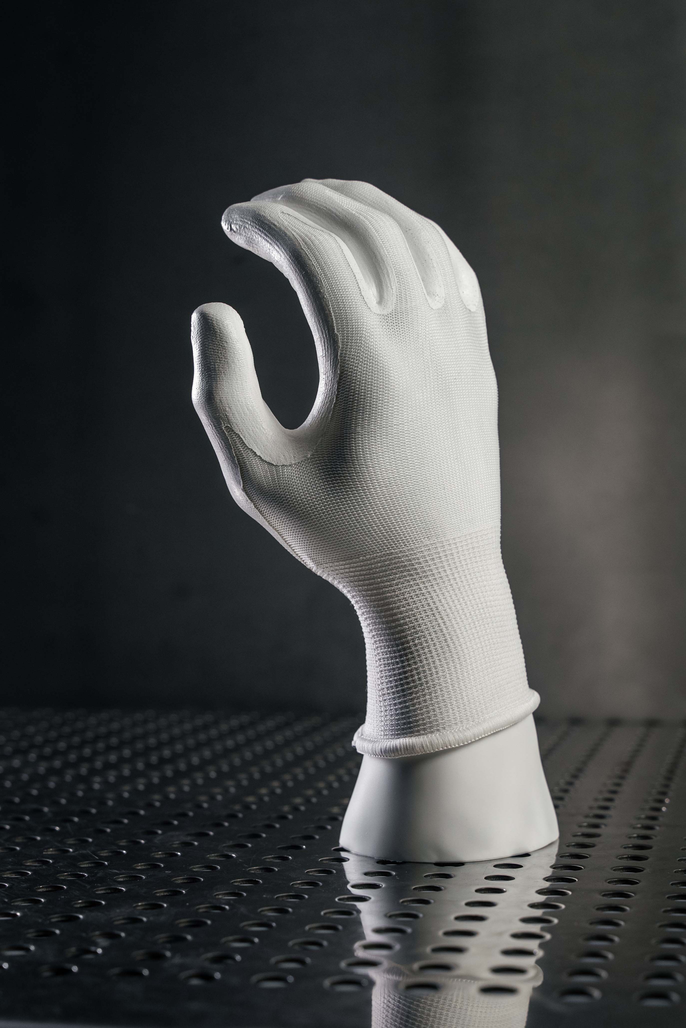 Detailreiches Produktfoto eines Reinraumhandschuhs – fotografiert für professionelle Katalogdarstellung