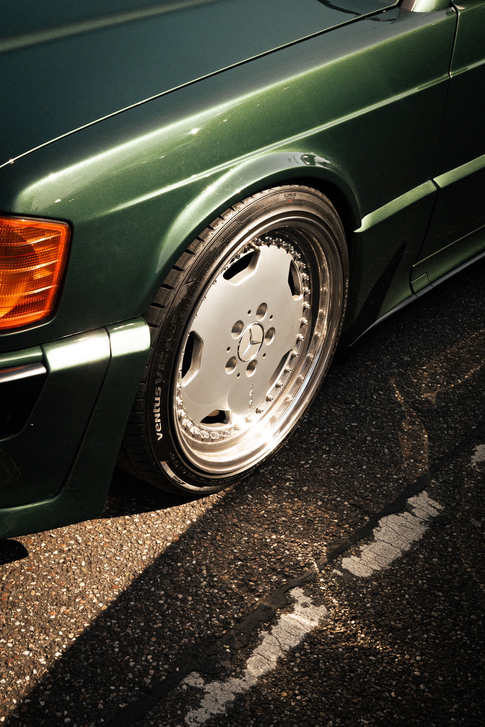 Analoge Aufnahme eines klassischen Mercedes 190 – atmosphärische Autofotografie mit Retro-Charme