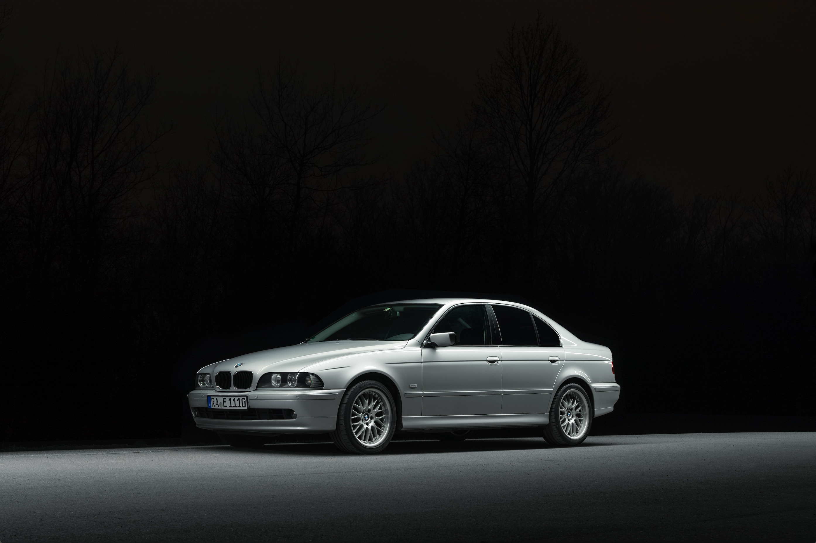 Hochwertige Aufnahme eines silbernen BMW E39 – ästhetische Automobilfotografie mit Fokus auf Details und Form