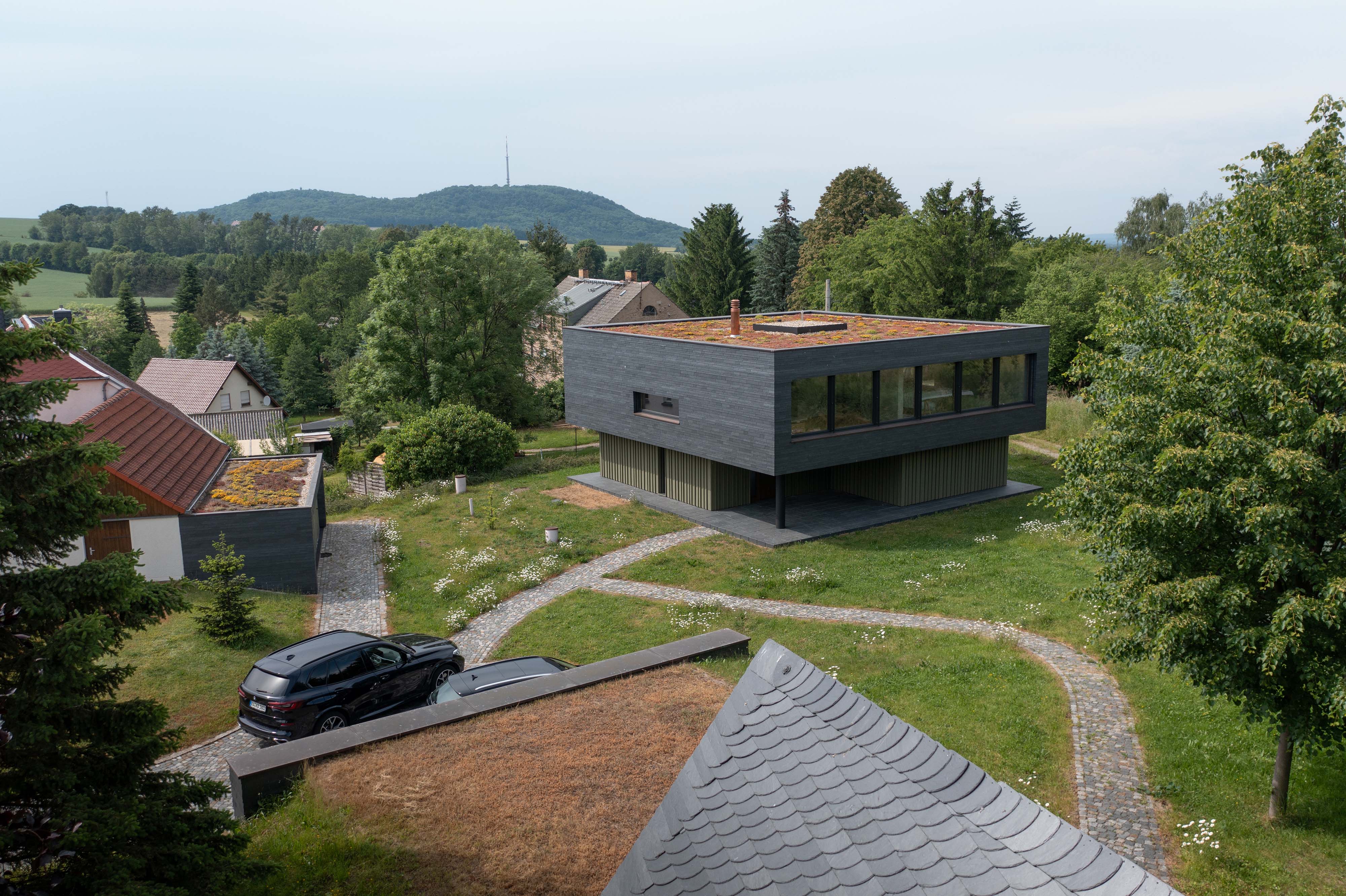 Moderne Villa im Osten Deutschlands mit Blick auf den Löbauer Berg – hochwertige Immobilienaufnahme
