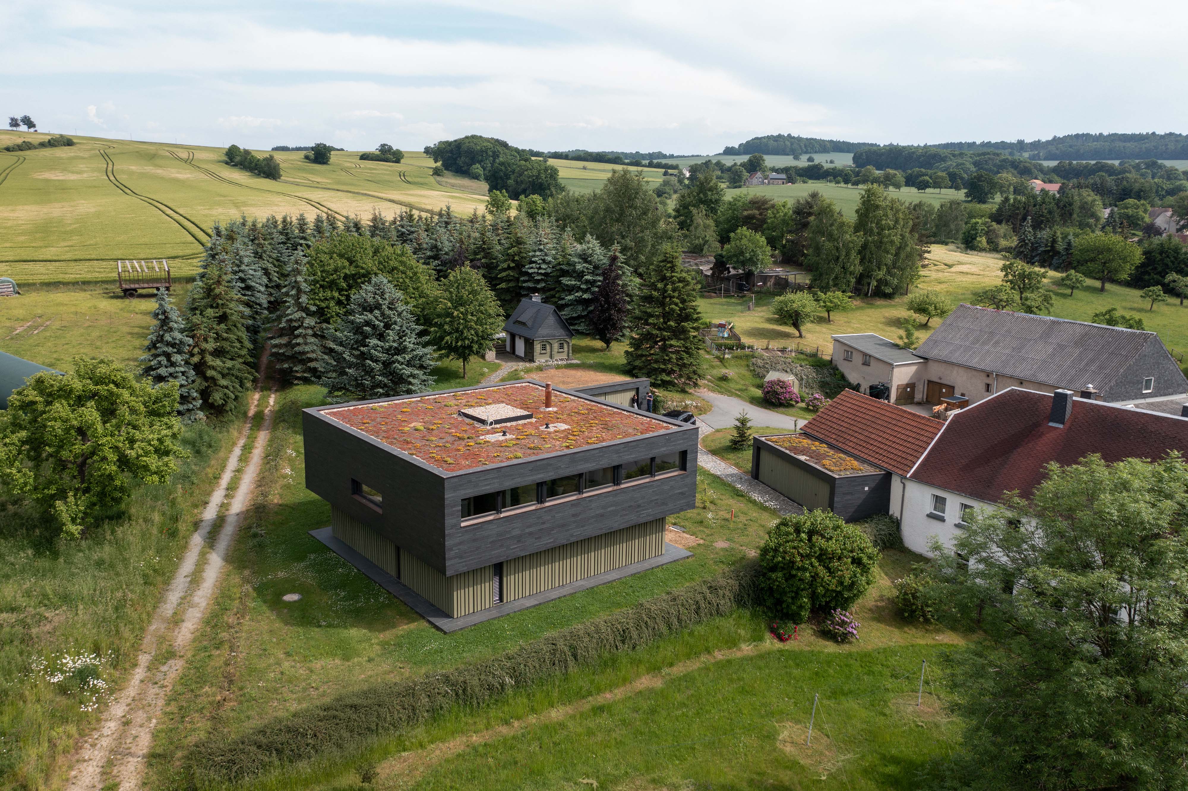 Moderne Villa im Osten Deutschlands mit Blick auf den Löbauer Berg – hochwertige Immobilienaufnahme