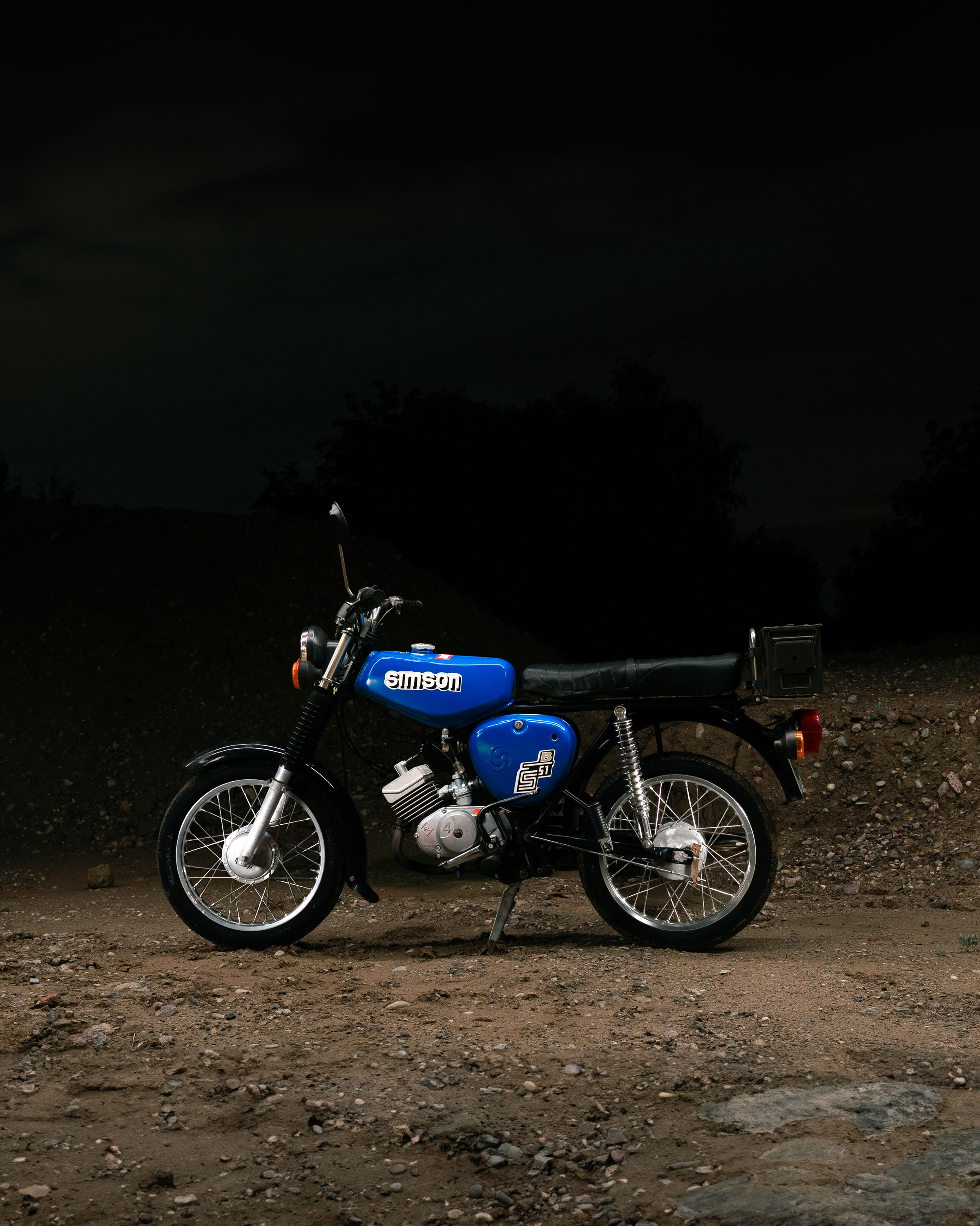 Hochwertige Aufnahme einer Simson S51 – ästhetische Automobilfotografie mit Fokus auf Details und Form