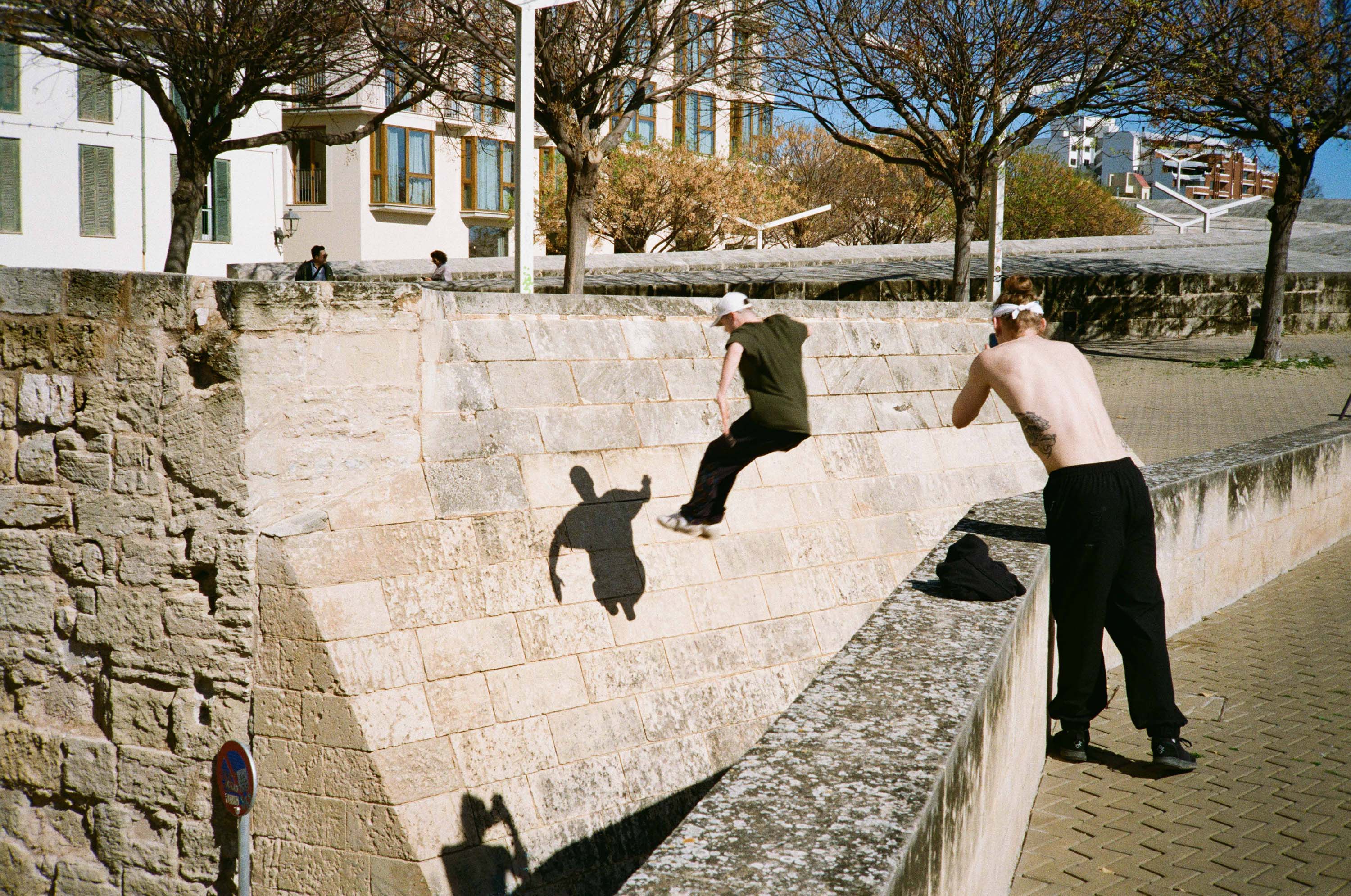 Analoge Streetaufnahme in Palma – Parkour-Szene mit urbaner Dynamik und retro Ästhetik